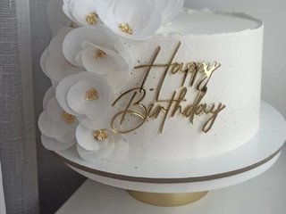 Белый торт Happy Birthday